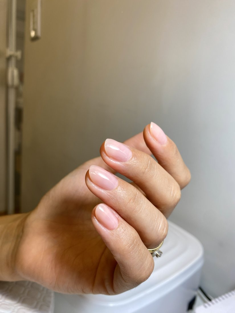 Unhas nude com esmaltação em gel, trabalho da Lais Guimarães