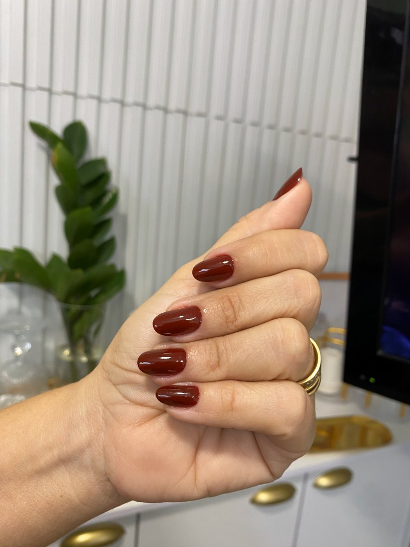 Unhas em tom marsala, trabalho da Lais Guimarães