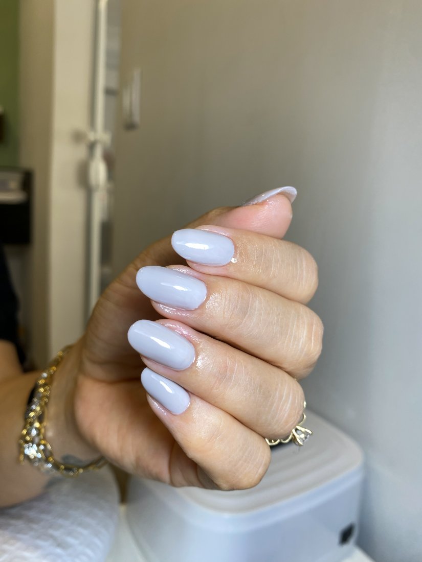 Unhas em lilás claro, trabalho da Lais Guimarães