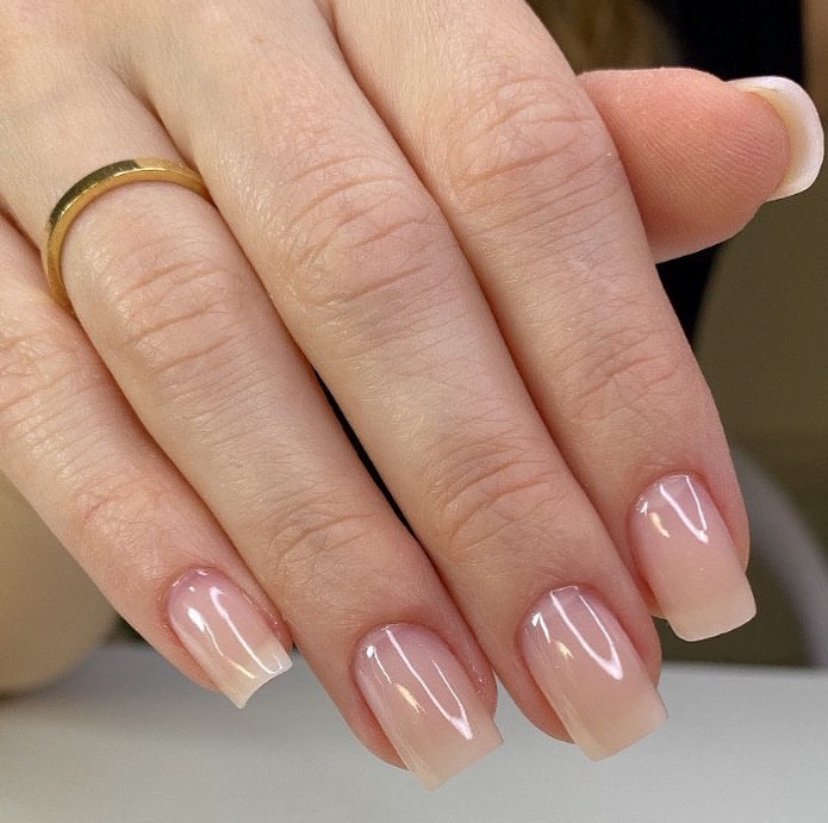Unhas quadradas nude, trabalho da Lais Guimarães
