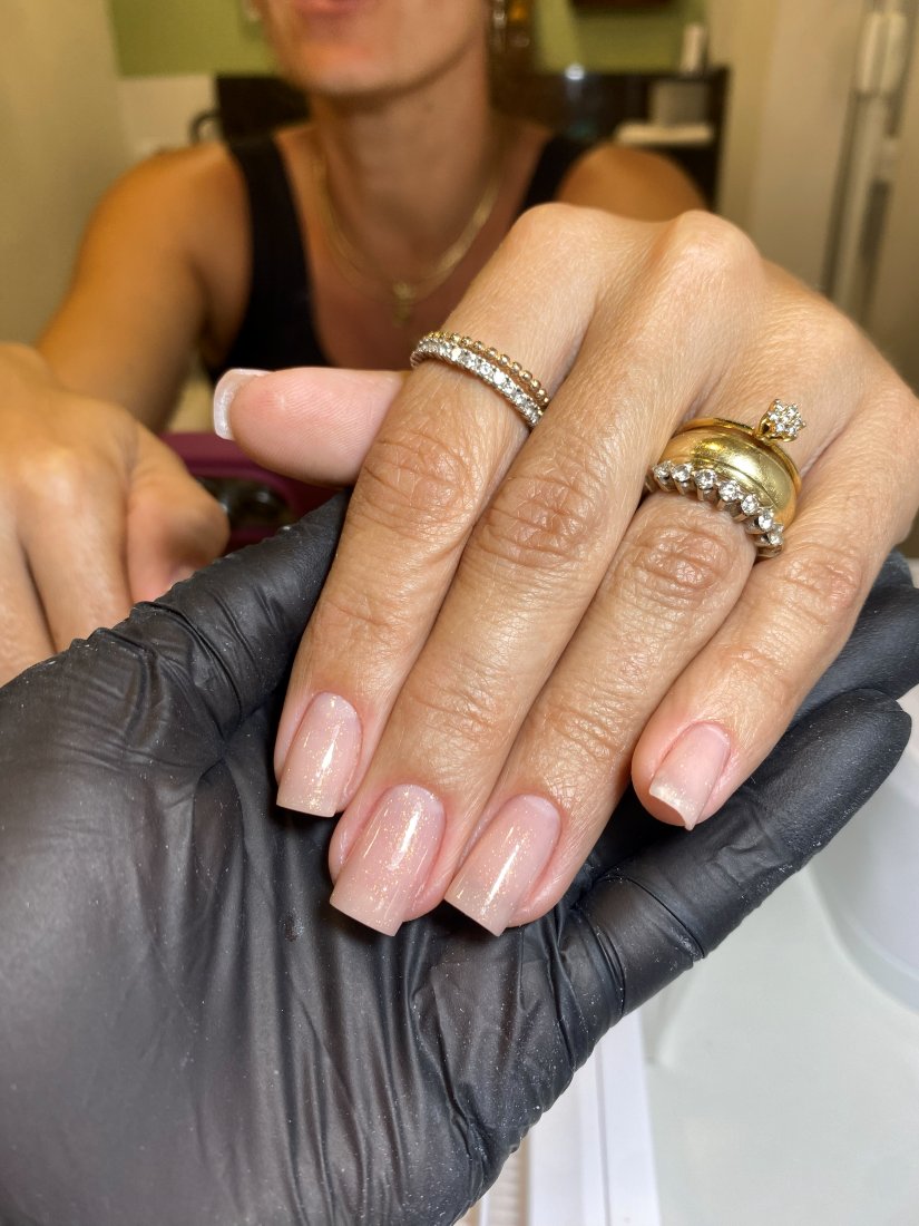 Unhas nude, trabalho da Lais Guimarães