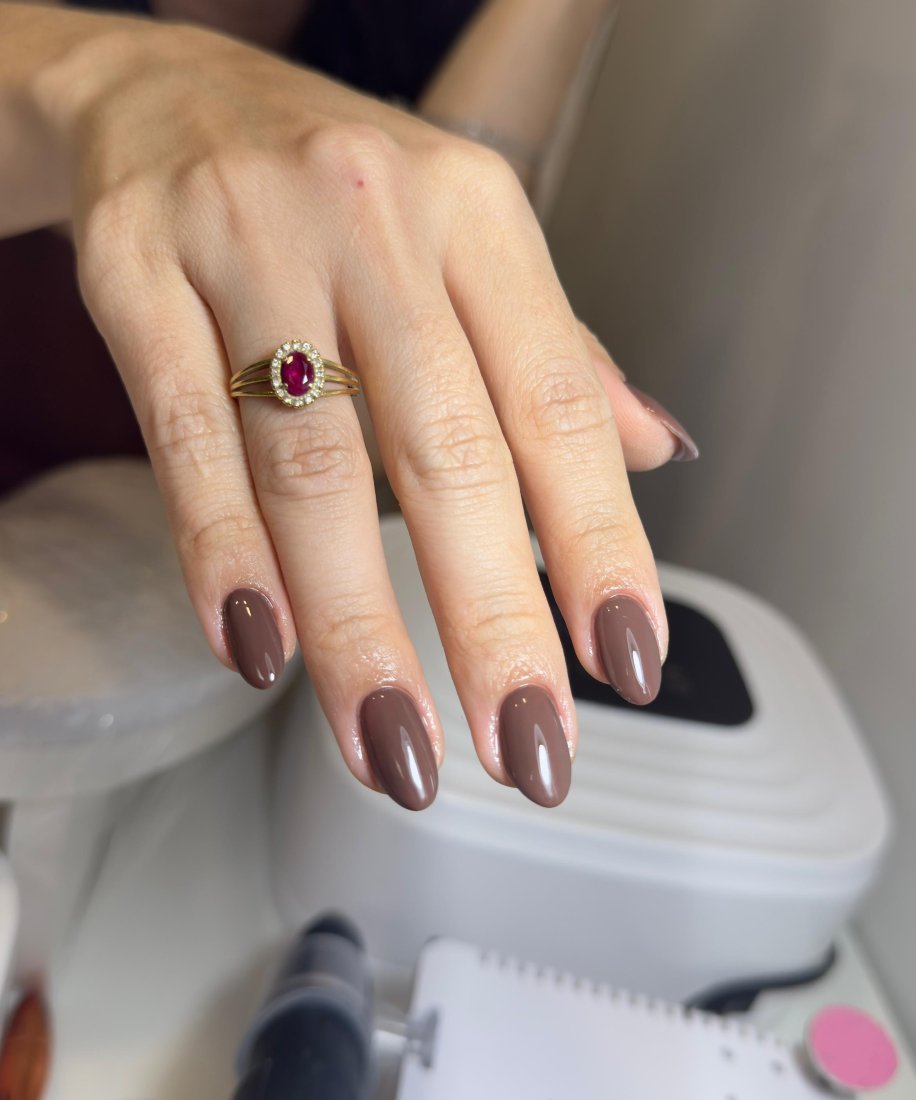 Unhas em tom nude acastanhado, trabalho da Lais Guimarães